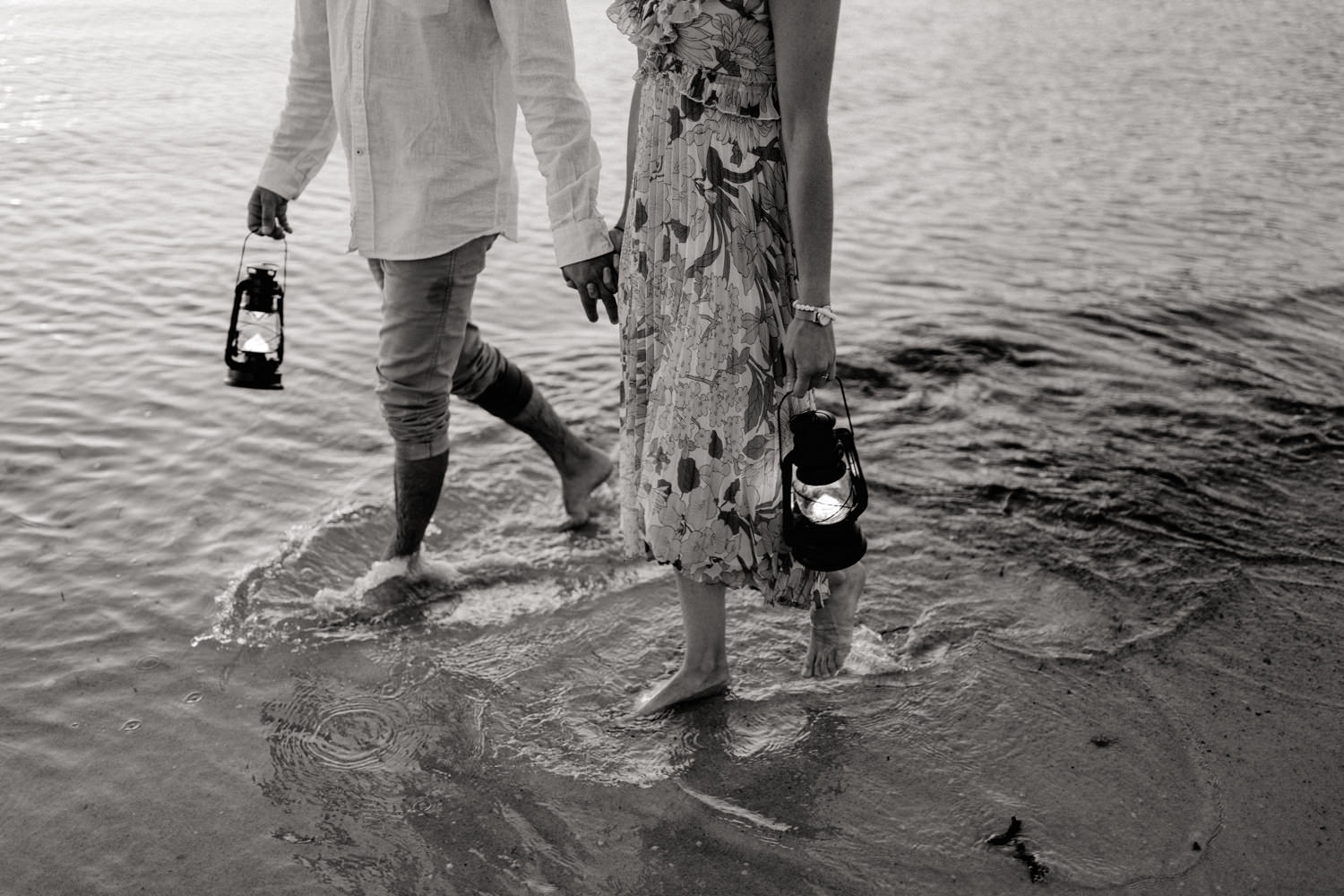 Un couple marche dans l'eau