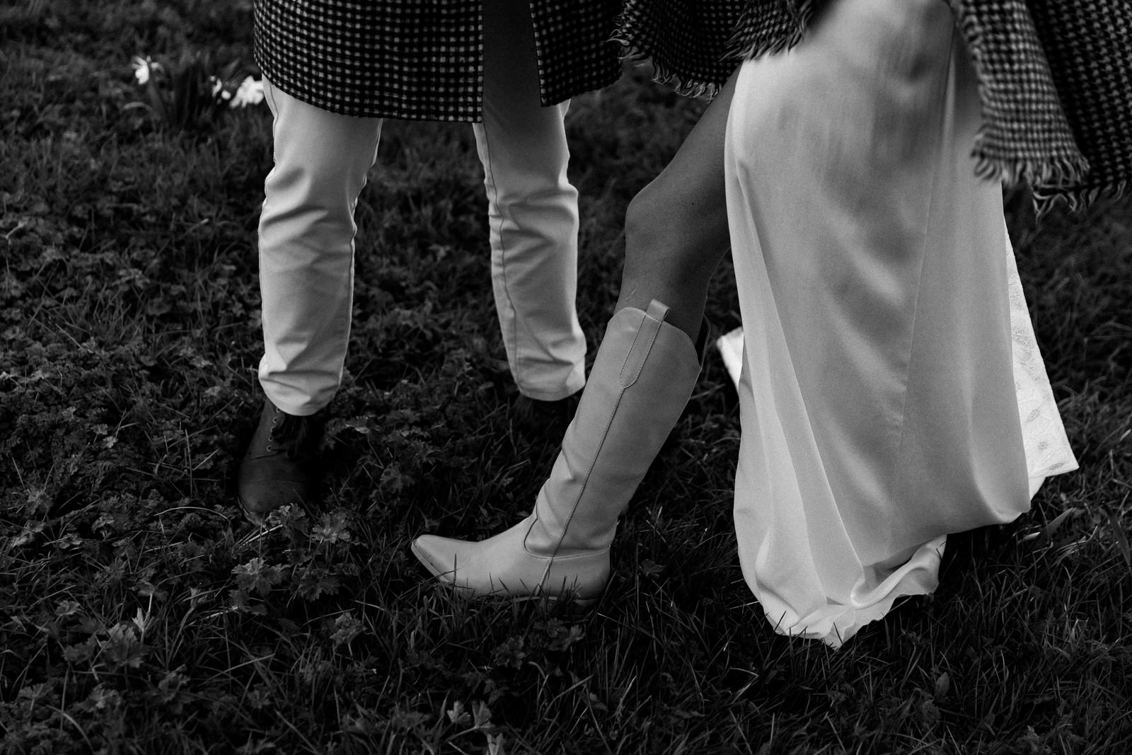 gros plan sur les bottes de mariés dans l'herbe