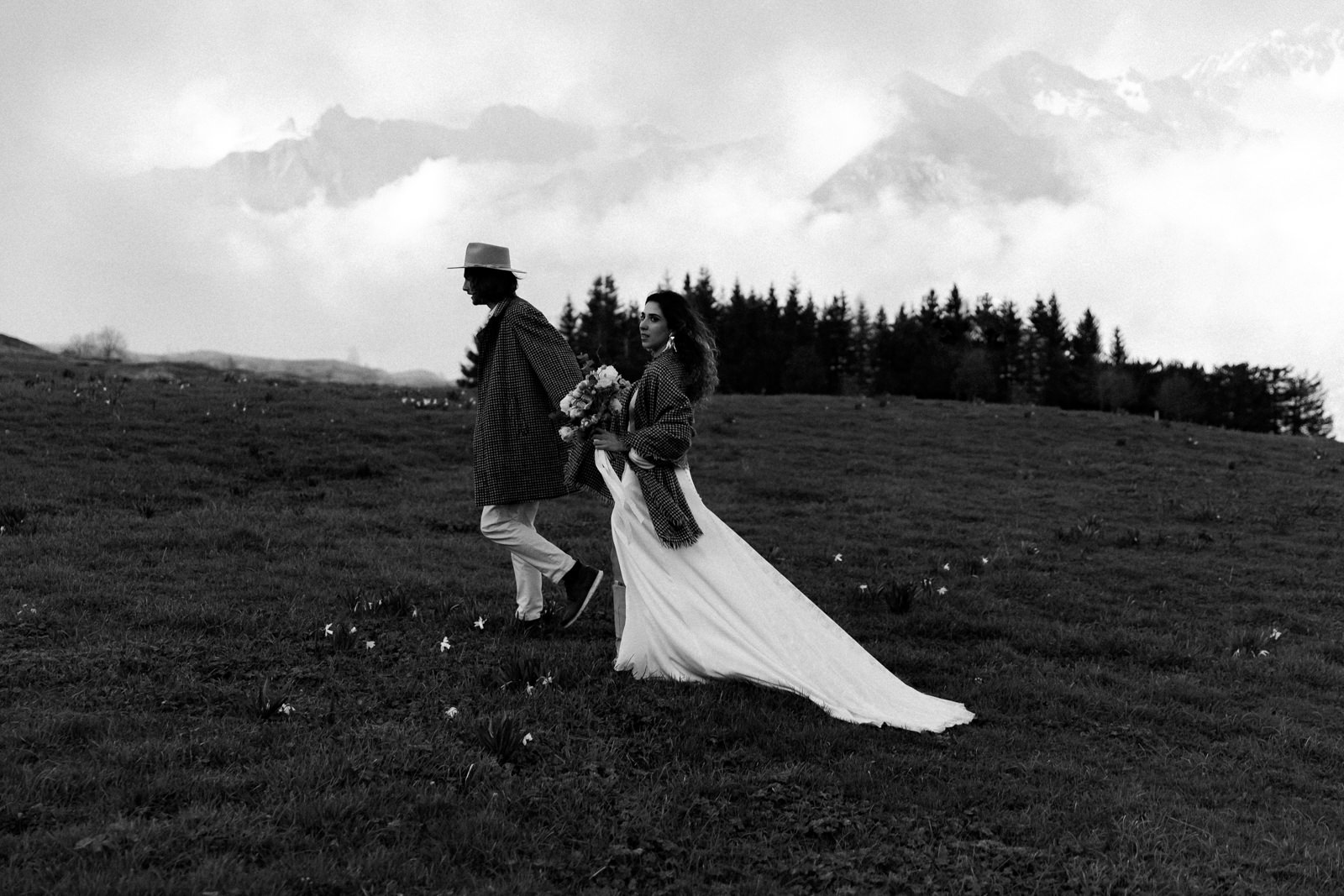 photo de couple mariage en montagne 