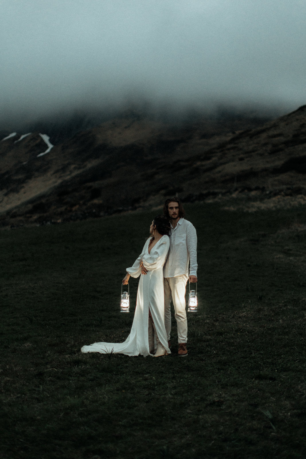 photo de couple mariage en montagne à la blue hour