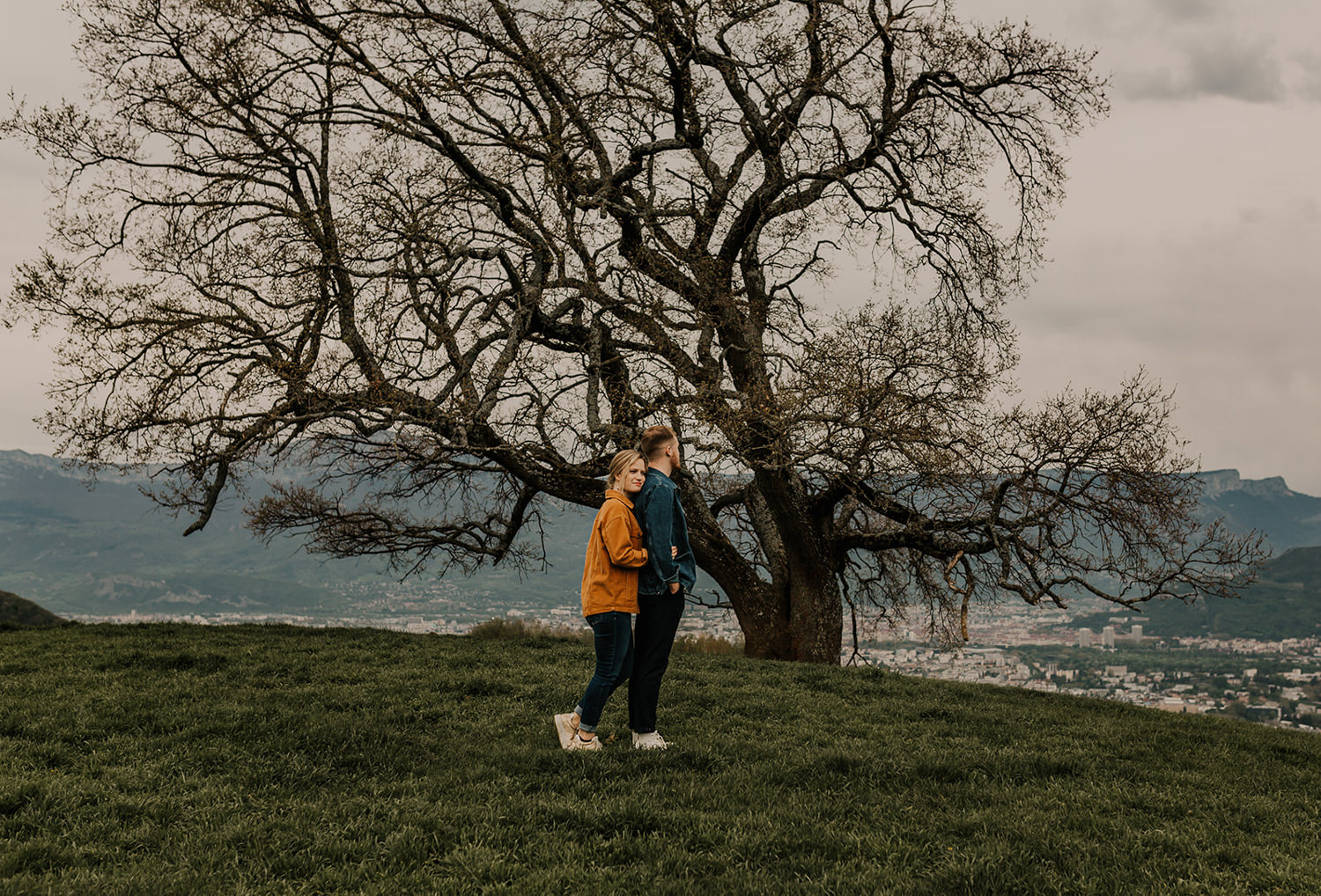 Couple en séance engagement au chêne du venon à Grenoble
