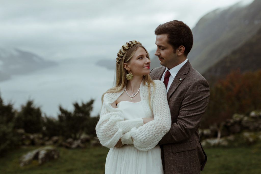 couple devant un paysage de Norvège, conseils pour organiser un elopement