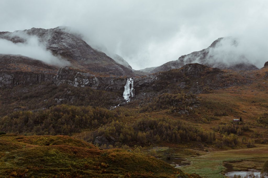 cascade en montagnes en Norvège 