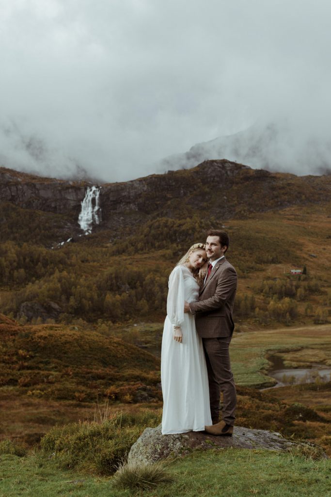 couple devant une cascade en norvège