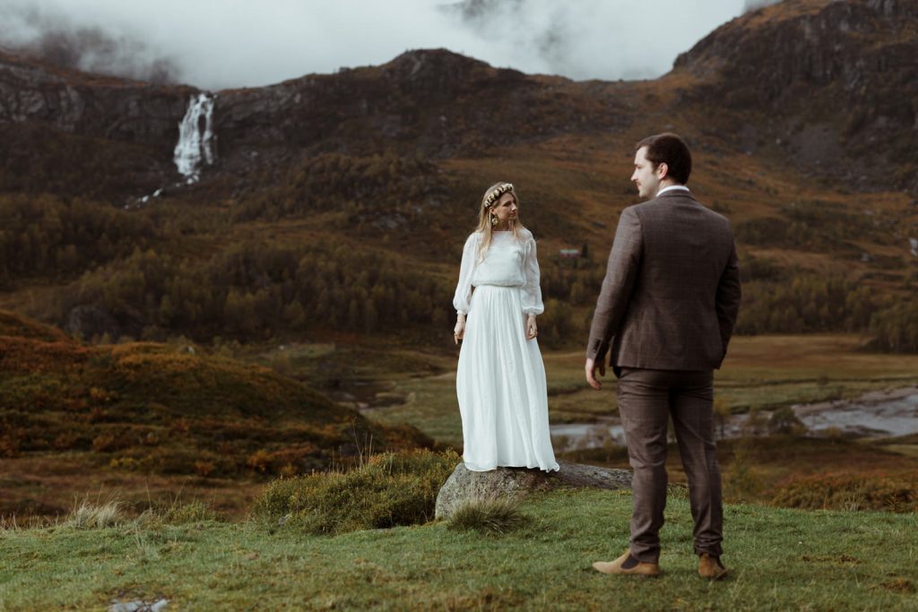 couple devant une montagne en norvège