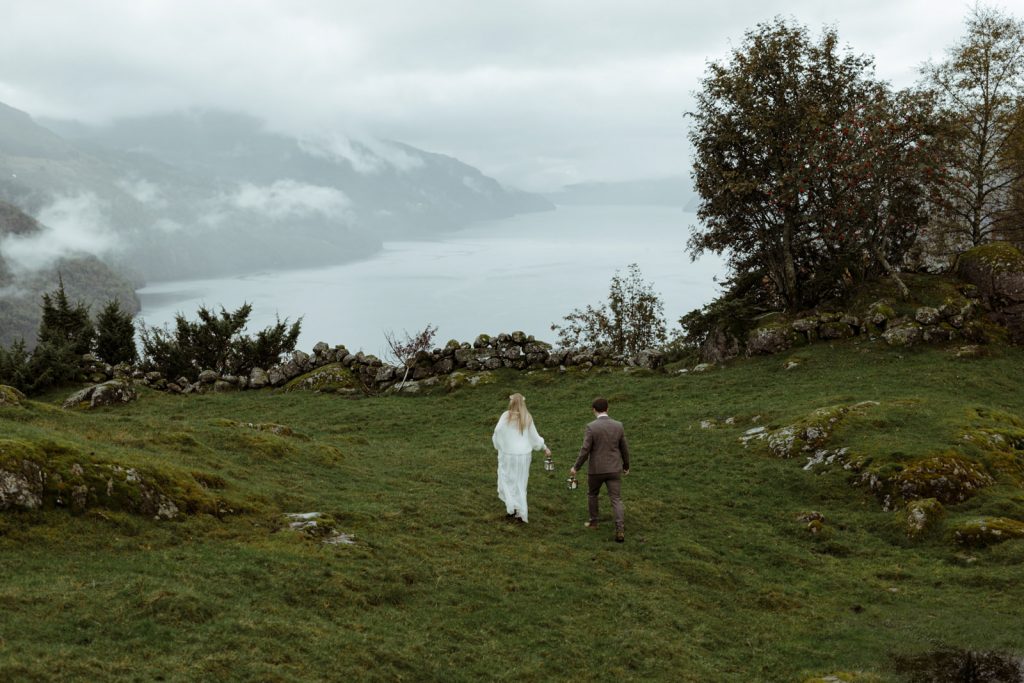 couple qui marche vers une falaise en norvège