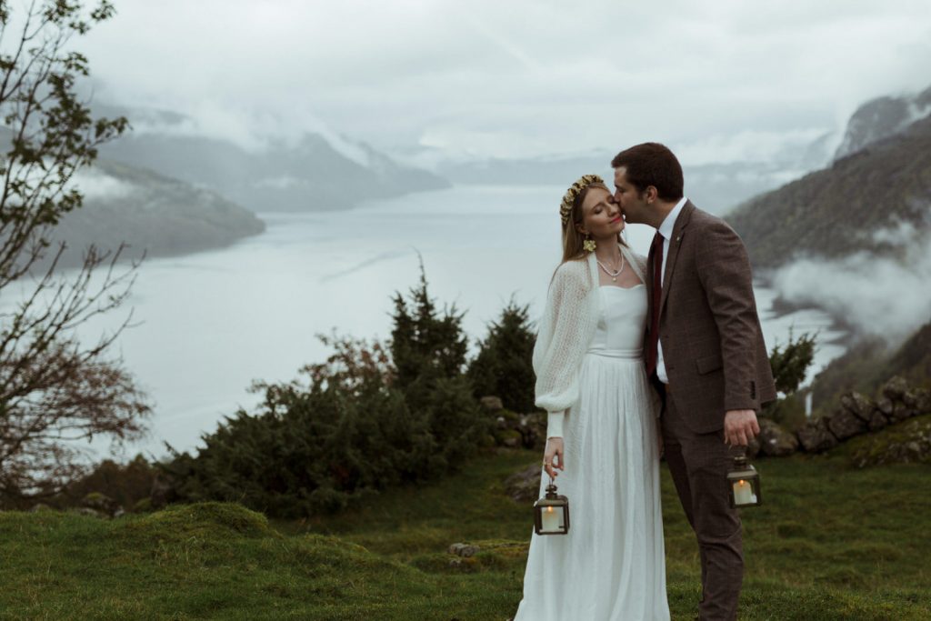 couple devant un lac en norvège