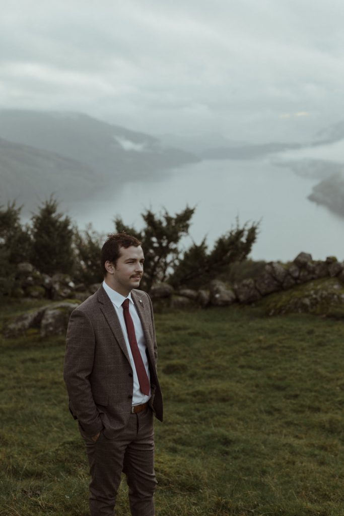 marié devant un lac en norvège