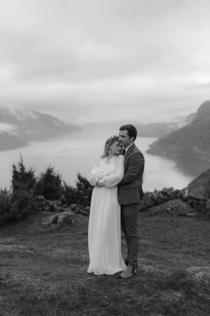 couple devant un lac en norvège