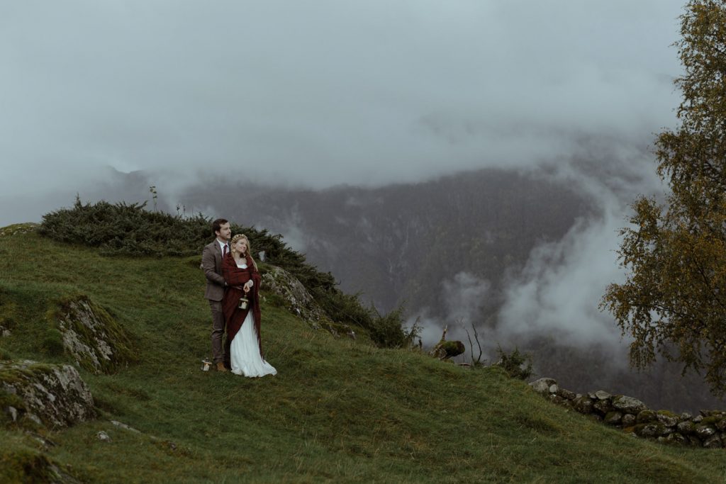 couple qui regarde un paysage de montagne en norvège