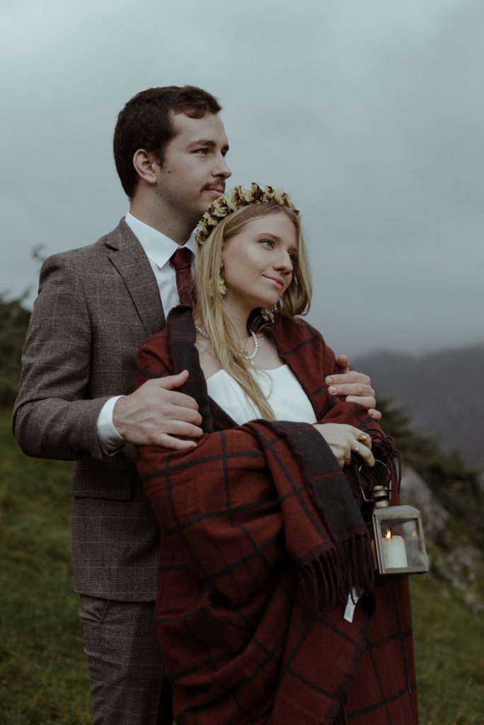couple qui regarde un paysage de montagne en norvège