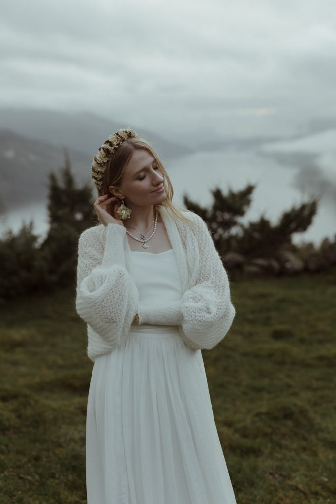 mariée qui regarde un paysage de montagne en norvège
