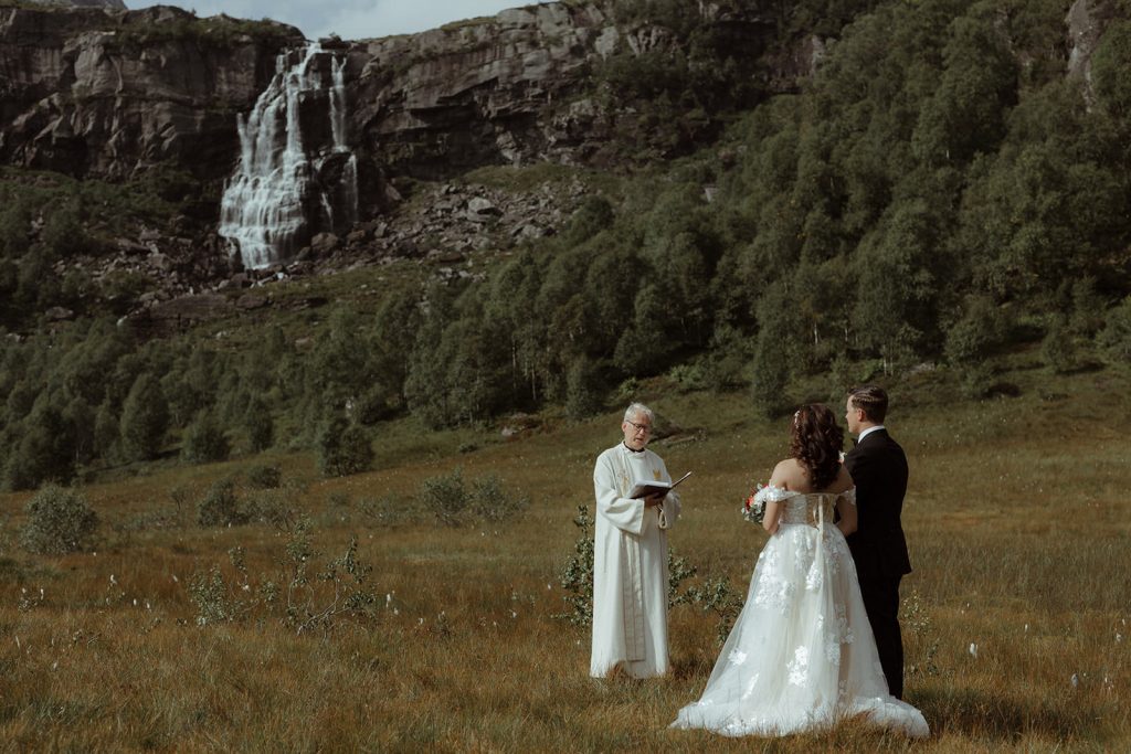 couple en norvège en cérémonie