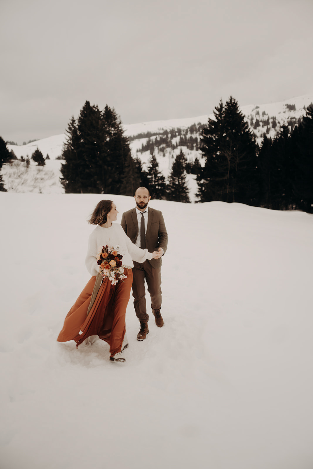 mariés qui marchent dans la neige